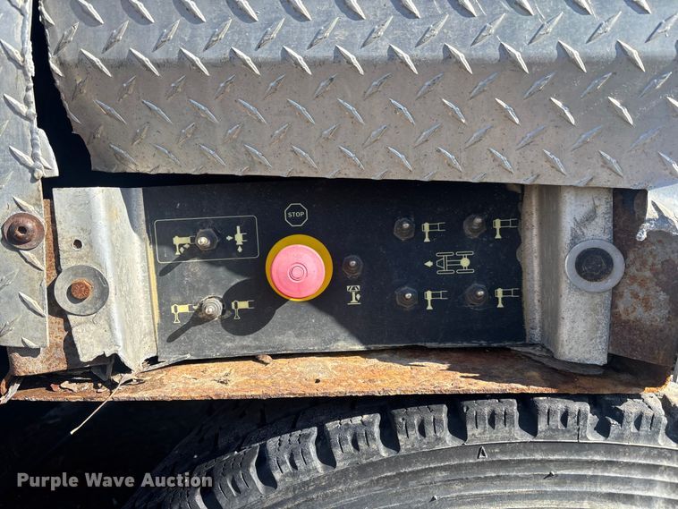 image for item YA2613 2015 Peterbilt 367 crane truck
