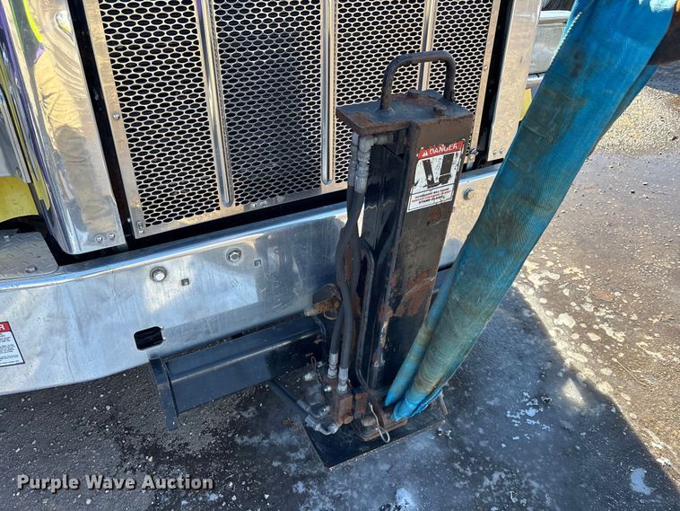 image for item YA2613 2015 Peterbilt 367 crane truck