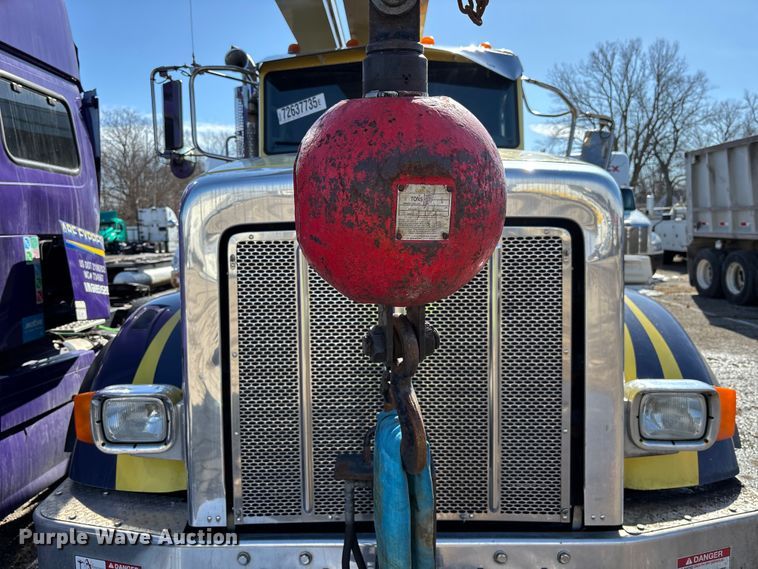image for item YA2613 2015 Peterbilt 367 crane truck