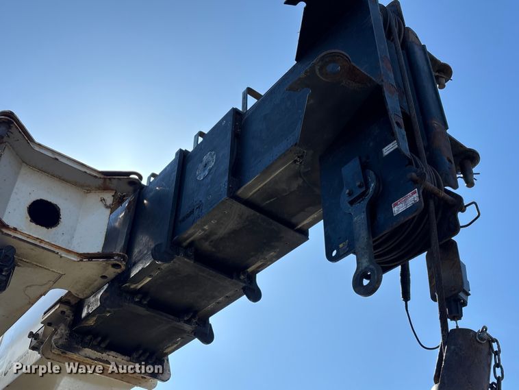 image for item YA2613 2015 Peterbilt 367 crane truck