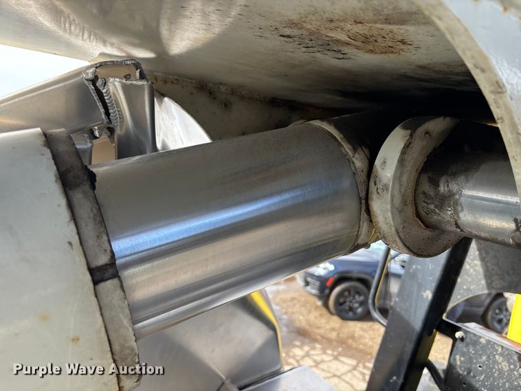 image for item YA2613 2015 Peterbilt 367 crane truck