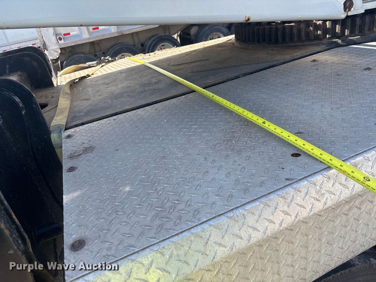 image for item YA2613 2015 Peterbilt 367 crane truck