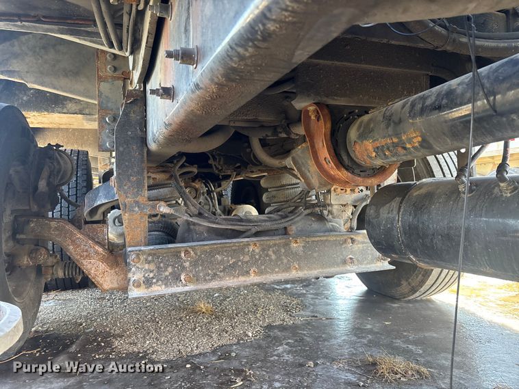 image for item YA2613 2015 Peterbilt 367 crane truck