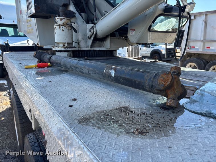 image for item YA2613 2015 Peterbilt 367 crane truck