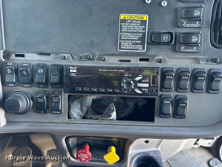 image for item YA2613 2015 Peterbilt 367 crane truck