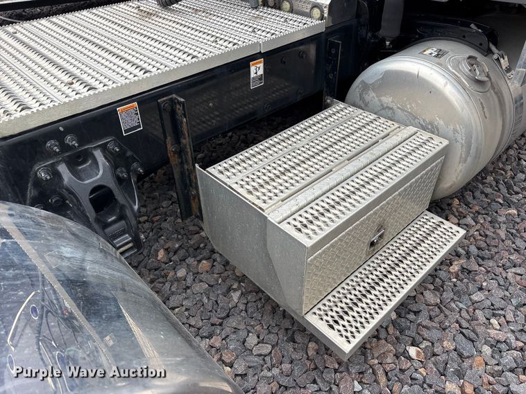 image for item YA3178 2023 Peterbilt 389 semi truck