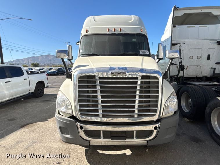image for item YA3499 2019 Freightliner Cascadia semi truck