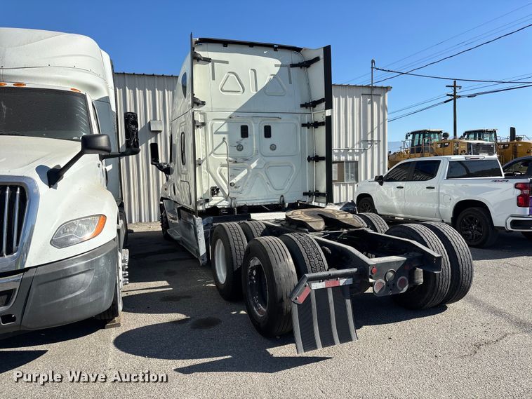 image for item YA3499 2019 Freightliner Cascadia semi truck