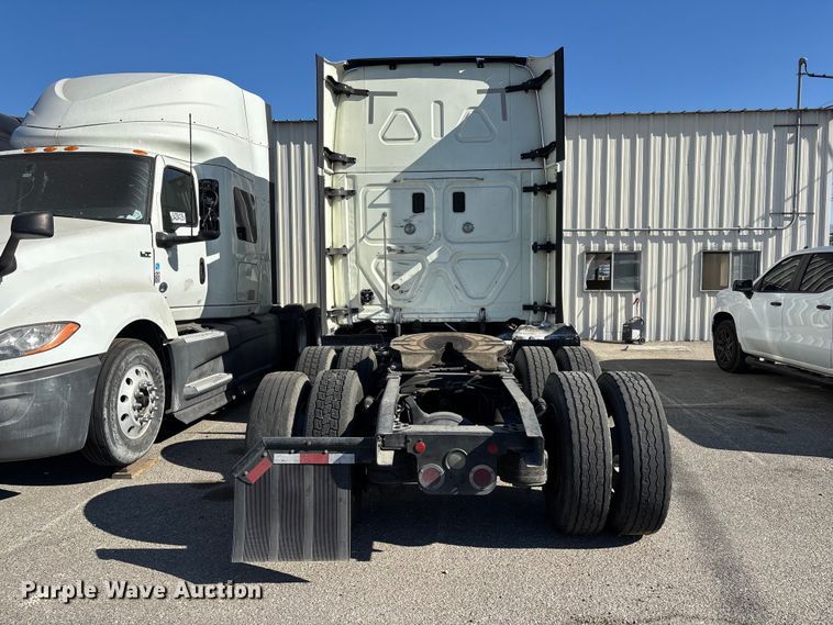 image for item YA3499 2019 Freightliner Cascadia semi truck