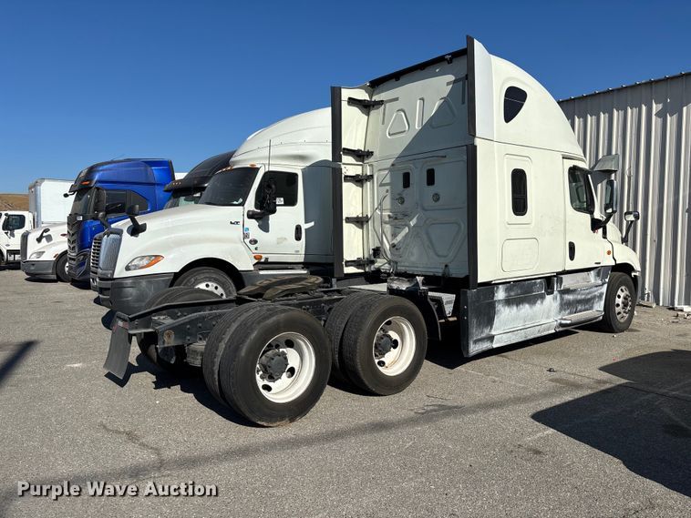 image for item YA3499 2019 Freightliner Cascadia semi truck
