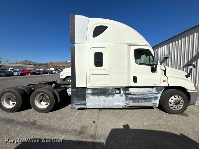 image for item YA3499 2019 Freightliner Cascadia semi truck