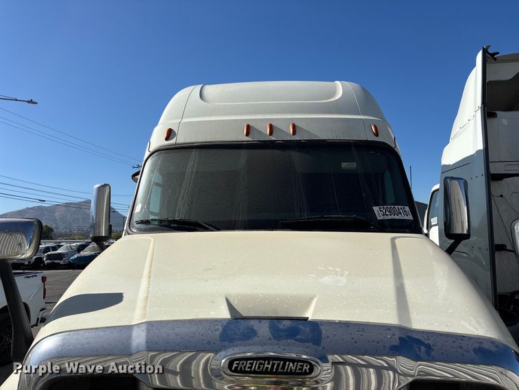 image for item YA3499 2019 Freightliner Cascadia semi truck