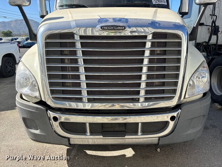image for item YA3499 2019 Freightliner Cascadia semi truck