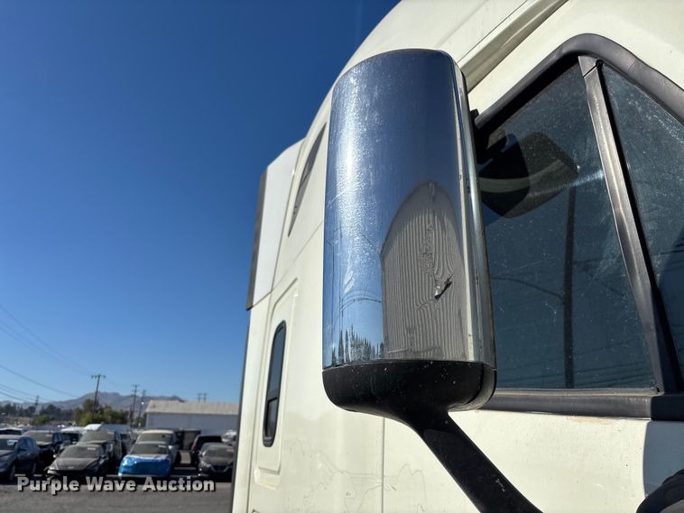 image for item YA3499 2019 Freightliner Cascadia semi truck