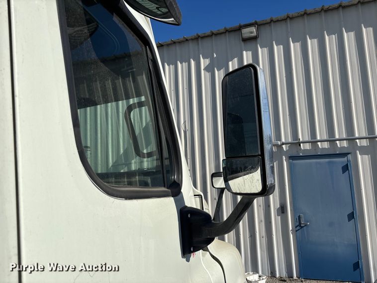 image for item YA3499 2019 Freightliner Cascadia semi truck