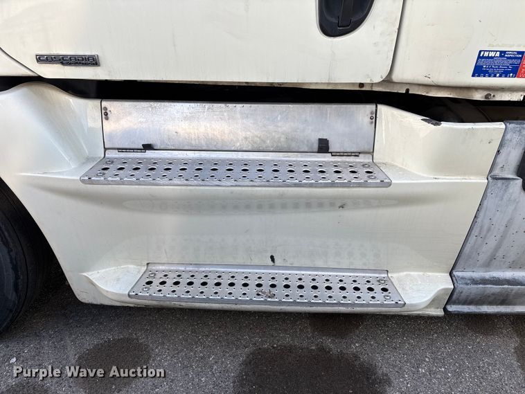 image for item YA3499 2019 Freightliner Cascadia semi truck