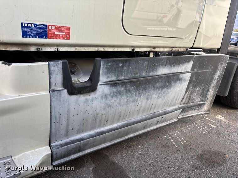 image for item YA3499 2019 Freightliner Cascadia semi truck