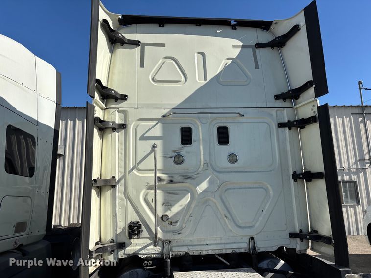 image for item YA3499 2019 Freightliner Cascadia semi truck