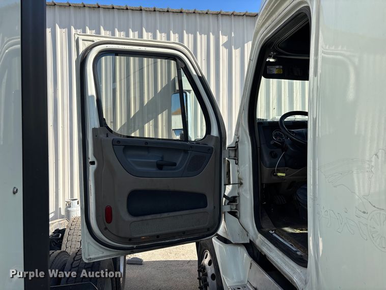 image for item YA3499 2019 Freightliner Cascadia semi truck