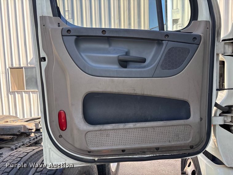 image for item YA3499 2019 Freightliner Cascadia semi truck