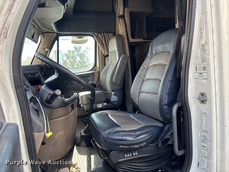 image for item YA3499 2019 Freightliner Cascadia semi truck