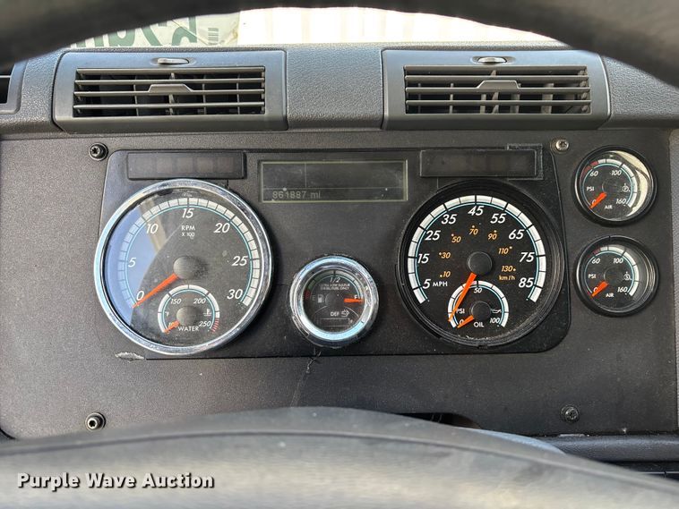 image for item YA3499 2019 Freightliner Cascadia semi truck