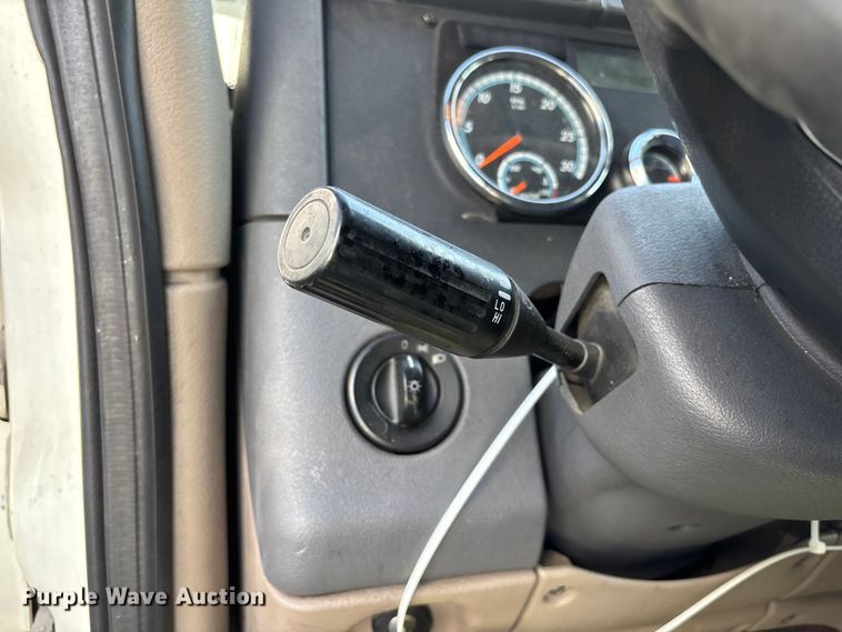 image for item YA3499 2019 Freightliner Cascadia semi truck