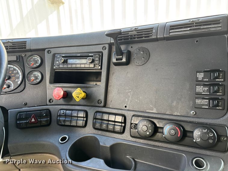 image for item YA3499 2019 Freightliner Cascadia semi truck