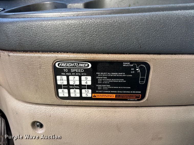 image for item YA3499 2019 Freightliner Cascadia semi truck