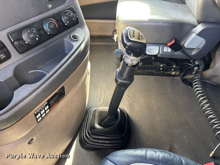 image for item YA3499 2019 Freightliner Cascadia semi truck