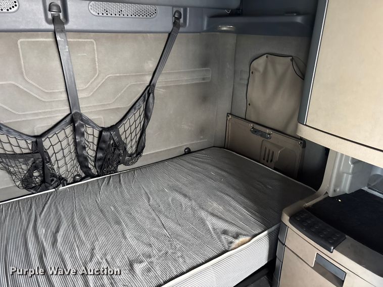 image for item YA3499 2019 Freightliner Cascadia semi truck