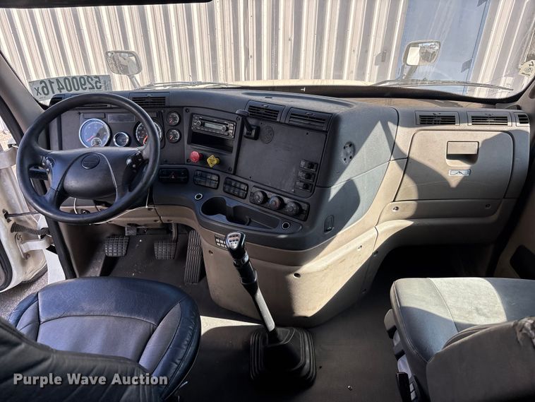 image for item YA3499 2019 Freightliner Cascadia semi truck
