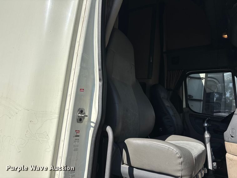 image for item YA3499 2019 Freightliner Cascadia semi truck