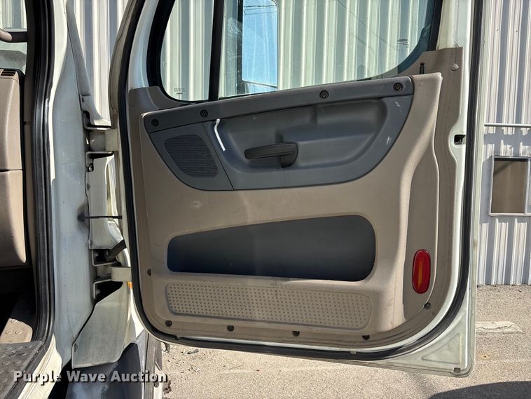 image for item YA3499 2019 Freightliner Cascadia semi truck