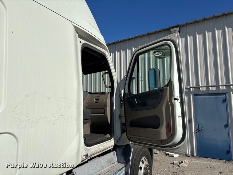 image for item YA3499 2019 Freightliner Cascadia semi truck