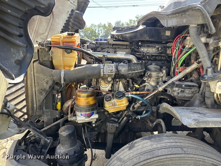 image for item YA3499 2019 Freightliner Cascadia semi truck