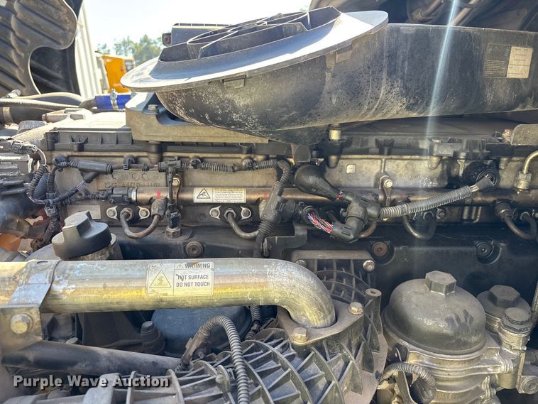 image for item YA3499 2019 Freightliner Cascadia semi truck