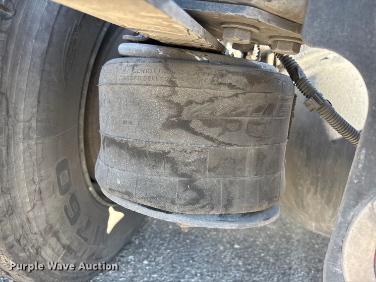 image for item YA3499 2019 Freightliner Cascadia semi truck