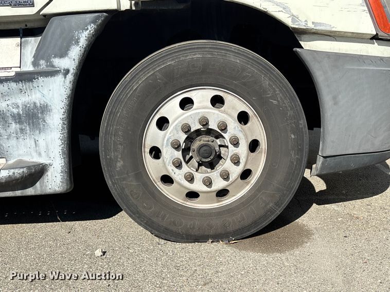 image for item YA3499 2019 Freightliner Cascadia semi truck