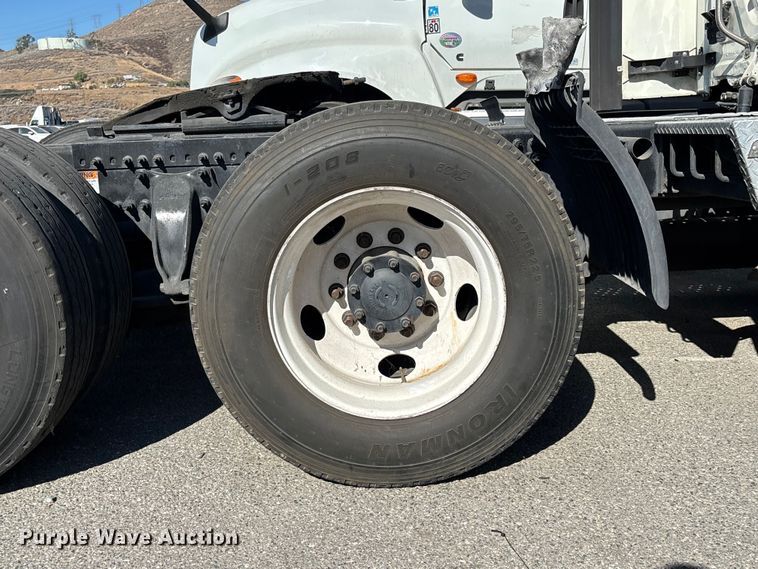 image for item YA3499 2019 Freightliner Cascadia semi truck