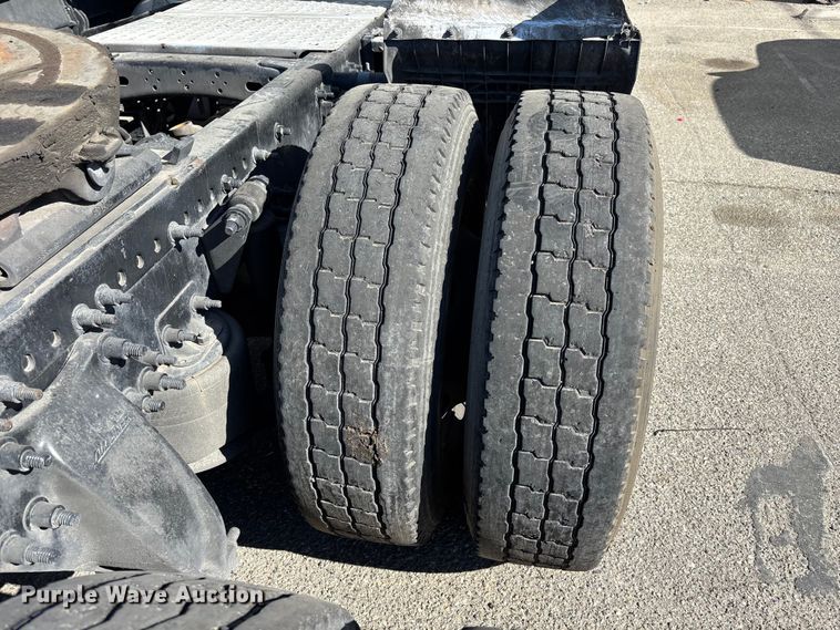 image for item YA3499 2019 Freightliner Cascadia semi truck