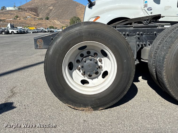 image for item YA3499 2019 Freightliner Cascadia semi truck