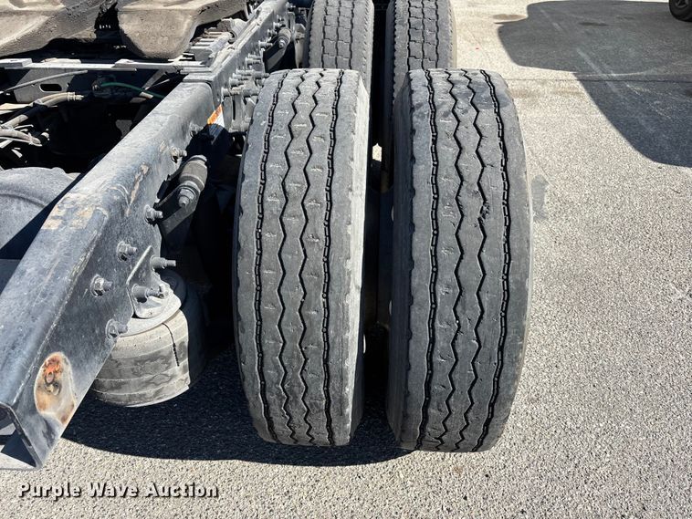image for item YA3499 2019 Freightliner Cascadia semi truck
