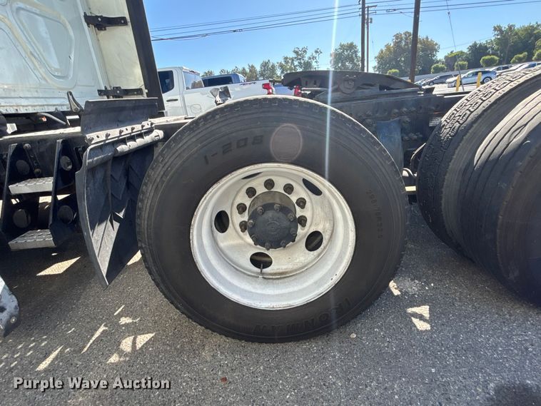 image for item YA3499 2019 Freightliner Cascadia semi truck