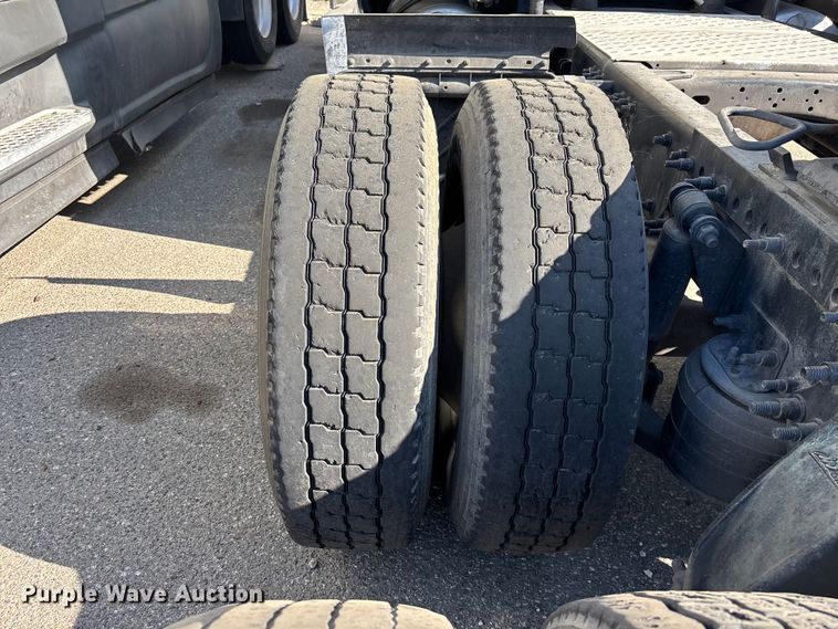 image for item YA3499 2019 Freightliner Cascadia semi truck