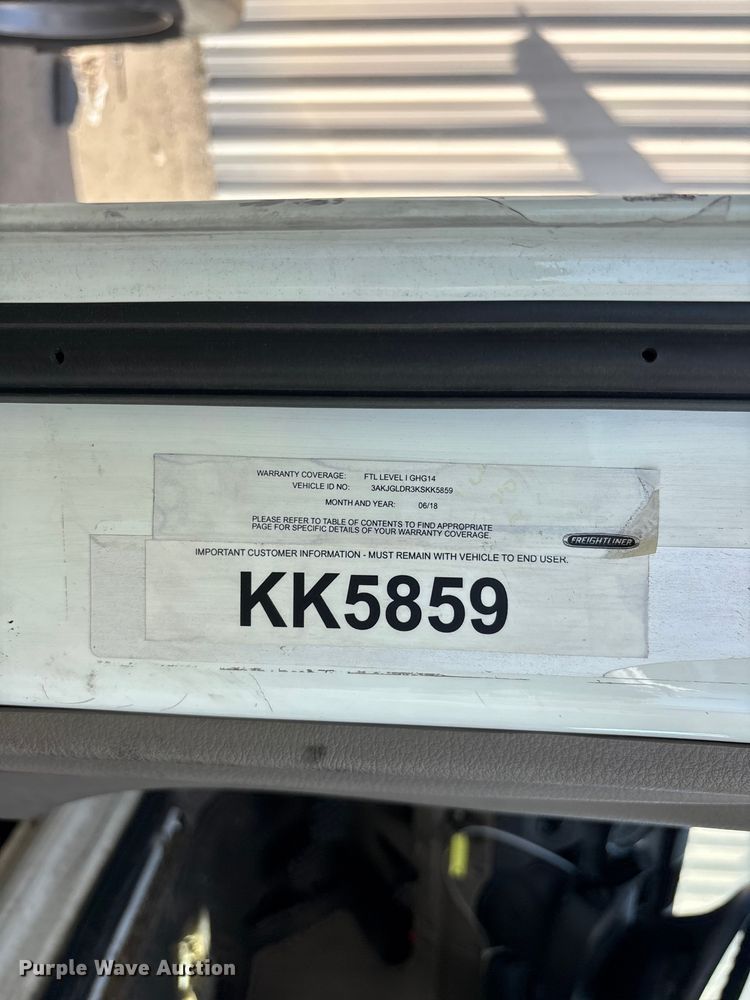 image for item YA3499 2019 Freightliner Cascadia semi truck
