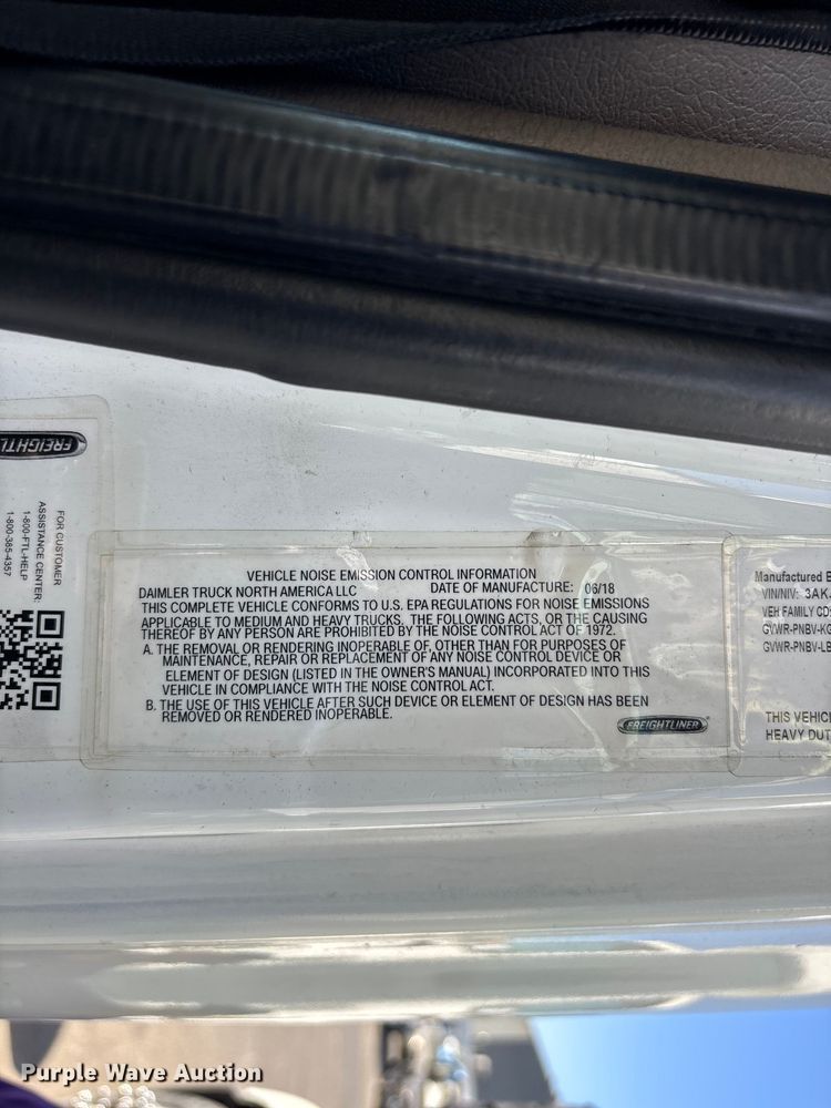 image for item YA3499 2019 Freightliner Cascadia semi truck