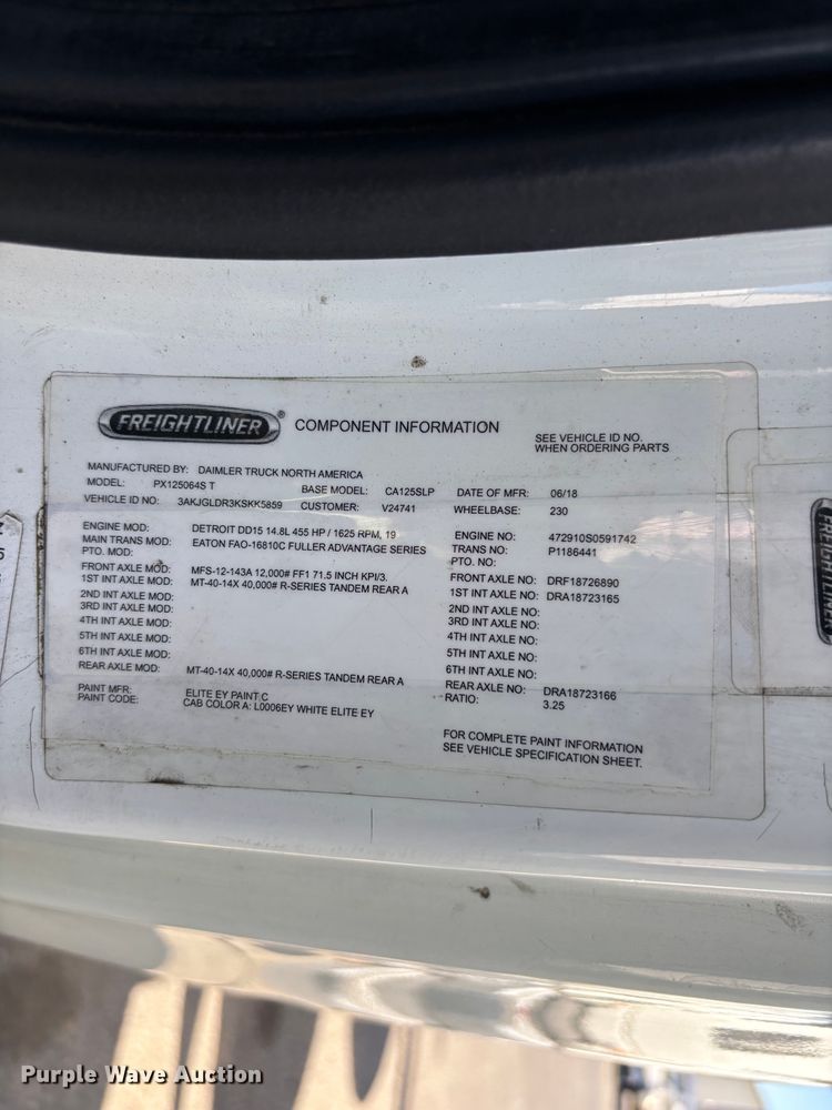 image for item YA3499 2019 Freightliner Cascadia semi truck