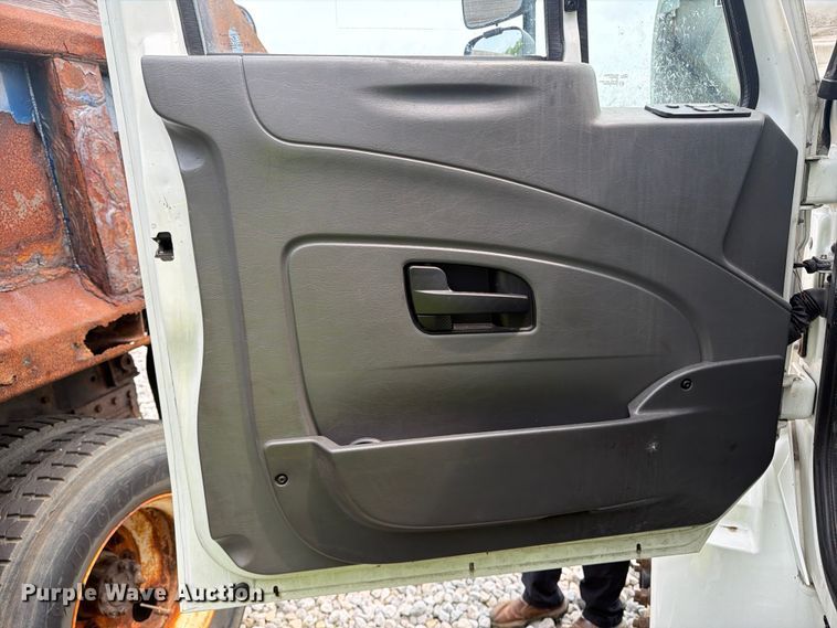 image for item YA3543 2019 International 4300 box truck
