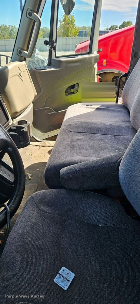 image for item YA3543 2019 International 4300 box truck